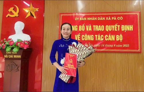 Bà Ngần Thị Lâm, Hiệu trưởng Trường TH-THCS Hang Kia A (Phú Thọ).