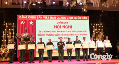 Trung tướng Trần Vinh Ngọc tặng bằng khen cho các cá nhân và tập thể xuất sắc.