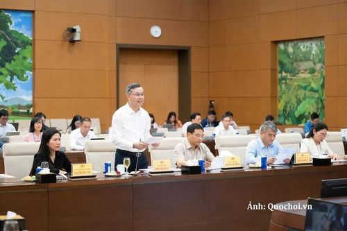 Bộ trưởng Bộ Tài chính Ngô Văn Tuấn trình bày tóm tắt tờ trình dự án Nghị quyết.