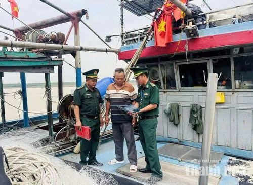 Cán bộ, chiến sĩ Đồn Biên phòng Hoằng Trường tuyên truyền pháp luật về khai thác hải sản cho ngư dân.