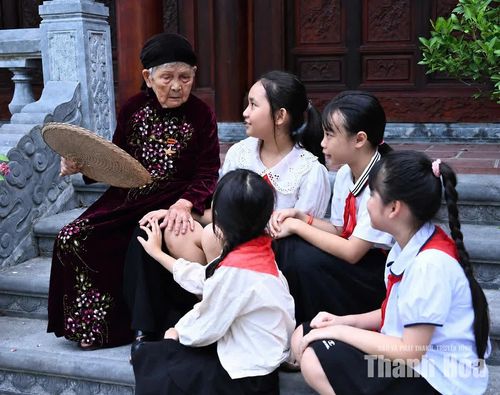 Học sinh chăm chú lắng nghe Mẹ Việt Nam Anh hùng Phan Thị Mùi kể chuyện về những năm tháng chiến tranh. Ảnh: Phạm Hưng