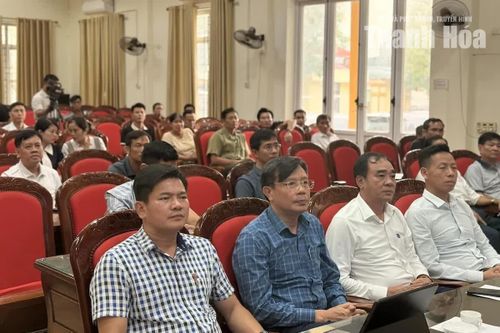 Lãnh đạo các xã, doanh nghiệp và Nhân dân tham gia hội nghị