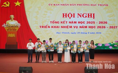 Lãnh đạo phường Hạc Thành trao Giấy khen cho các em học sinh đạt thủ khoa kỳ thi tuyển sinh vào lớp 10 THPT.