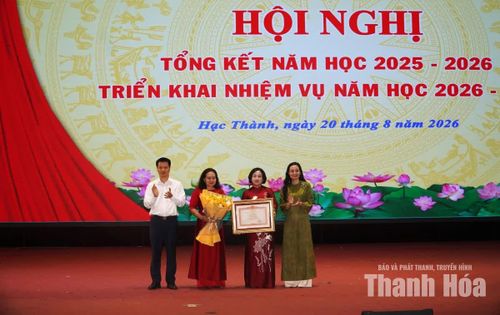Lãnh đạo phường Hạc Thành trao Bằng khen của Thủ tướng Chính phủ cho Trường Mầm non Ba Đình.
