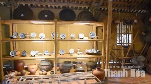Gian bếp được trưng bày rất nhiều vật dụng sản xuất, sinh hoạt của các gia đình nông thôn.