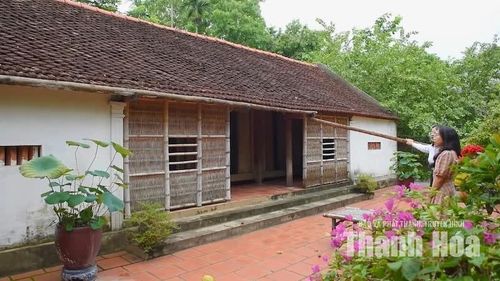 Ngôi nhà mang đặc trưng kiến trúc nhà 3 gian truyền thống, với những cột gỗ lim chắc chắn, mái ngói phủ màu thời gian, sân gạch đỏ và những bậc thềm đã nhuốm dấu vết của năm tháng.