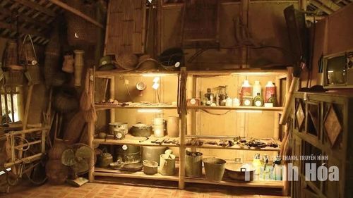 Không gian nhà tranh, vách đất đơn sơ cùng những dụng cụ sản xuất nông nghiệp thô sơ tiếp tục hoàn thiện bức tranh về một miền quê xưa.