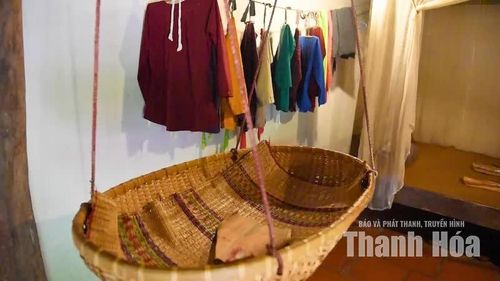 Mỗi đồ vật đều gắn với một công việc, một phần trong cuộc sống sinh hoạt của con người làng quê Bắc Trung bộ trong những năm còn nhiều khó khăn nhưng đầm ấm.