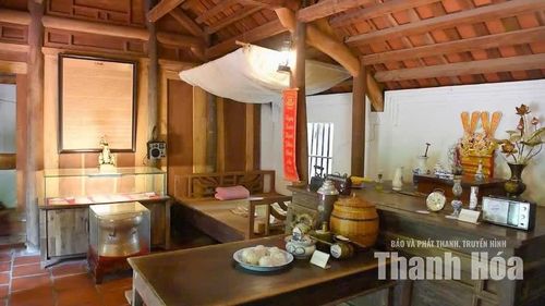 Đi sâu vào bên trong, du khách dễ dàng bắt gặp những vật dụng từng gắn bó với cuộc sống của người nông dân: chiếc quạt cũ, cái nơm, đài cát-sét, ấm trà, đèn dầu, nôi tre,...
