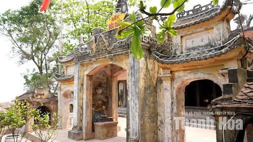 Đền Độc Cước trên hòn Cổ Giải, hướng nhìn ra biển Sầm Sơn