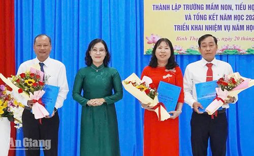 Lãnh đạo xã Bình Thạnh Đông trao quyết định thành lập các trường và điều động, bổ nhiệm cán bộ lãnh đạo, quản lý các trường.