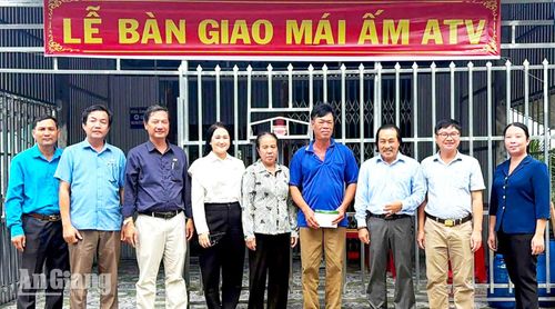 Bàn giao nhà Mái ấm ATV cho gia đình ông Lê Văn Thắm (thứ sáu, từ trái qua).