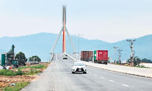 Phương tiện lưu thông qua cầu Đồng Việt.