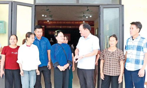 Bí thư Đảng uỷ xã Tân Sơn Lê Xuân Thắng (thứ ba từ phải sang) gặp gỡ, trò chuyện với Nhân dân thôn Bến.