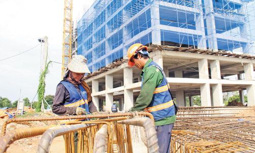 Công nhân thi công dự án Đình Trám Lakeside.