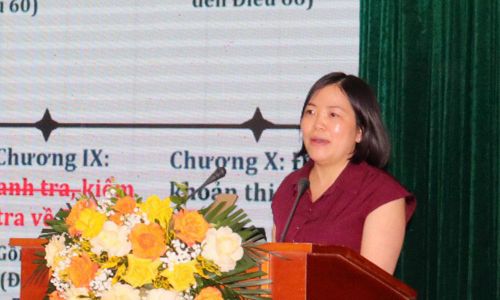 Báo cáo viên Cục Quản lý tài nguyên nước giới thiệu về Luật Tài nguyên nước 2023 và các nghị định, thông tư hướng dẫn thi hành.