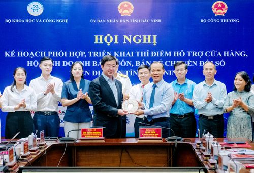  Phó Chủ tịch Thường trực UBND tỉnh Mai Sơn tặng Thứ trưởng Bùi Hoàng Phương đĩa di sản tỉnh Bắc Ninh. 
