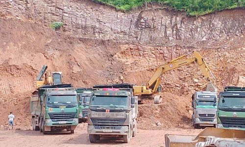 Công ty cổ phần Thái Minh huy động phương tiện vận chuyển đất tại mỏ được cấp phép trên địa bàn xã Nghĩa Phương để phục vụ thi công Cảng hàng không quốc tế Gia Bình.