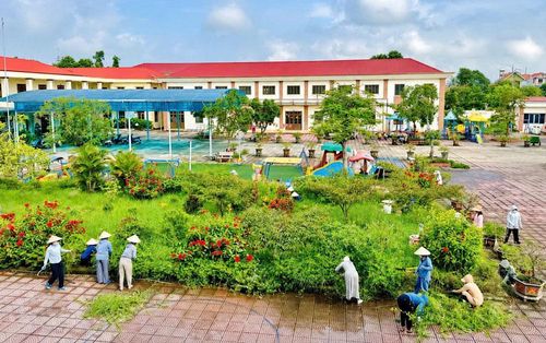  Giáo viên Trường Mầm non Đông Phong (xã Tam Đa) vệ sinh trường lớp chuẩn bị đón năm học mới. 