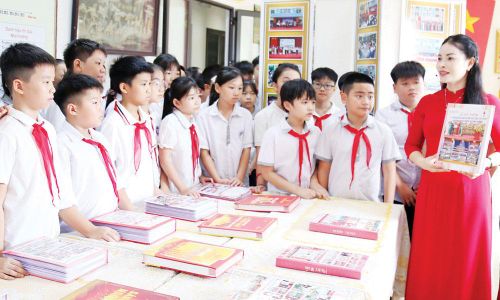  Học sinh khối 6 tham quan phòng truyền thống Trường Trung học cơ sở Tiền An, phường Kinh Bắc, sáng 18/8. 