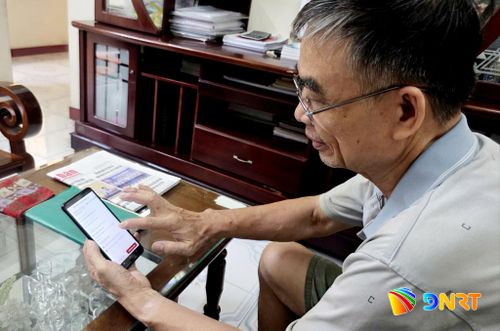 Ông Lưu Thành Oong sử dụng phần mềm Sổ tay đảng viên điện tử để quản lý chi bộ. Ảnh: TRỌNG HUY