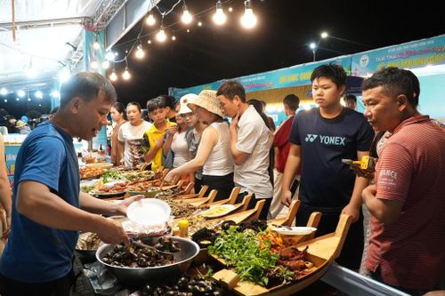 Không gian ẩm thực tại Lễ hội biển Tam Thanh, Đà Nẵng Ảnh: HỒ QUÂN