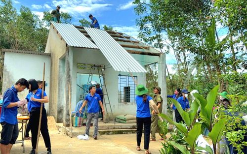 Tuổi trẻ Việt An hỗ trợ xây dựng nhà cho ông Nguyễn Mậu Bốn (thôn Phú Cốc). Ảnh: KIM THOA