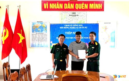 Hội đồng Nghĩa vụ quân sự xã Nông Sơn tiếp nhận đơn tình nguyện đăng ký tham gia nghĩa vụ quân sự của công dân Nguyễn Văn Phúc (sinh năm 2008). Ảnh: ĐVCC
