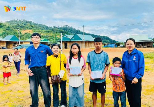 Đoàn xã Việt An trao quà tiếp sức đến trường cho học sinh có hoàn cảnh khó khăn trước thềm năm học mới. Ảnh: ĐVCC