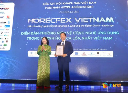Lãnh đạo Hiệp hội Du lịch Việt Nam (bên trái) trao chứng nhận Diễn đàn thường niên về công nghệ ứng dụng trong ngành Horeca (khách sạn - nhà hàng - du lịch) lớn nhất Việt Nam cho đại diện ban tổ chức sự kiện. Ảnh: QUỐC TUẤN