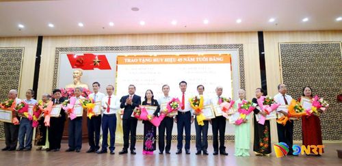 Thường trực Đảng ủy xã trao tặng Huy hiệu 45 tuổi Đảng. Ảnh: NGUYỄN TUYẾT