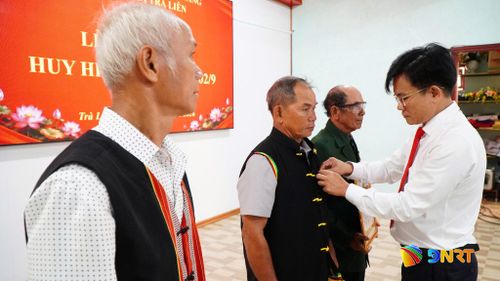 Đợt này xã Trà Liên có 5 đảng viên nhận Huy hiệu Đảng. Ảnh: LỆ TÚ