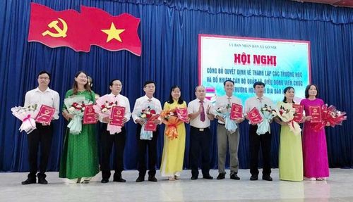 Trao quyết định sắp xếp trường học trên địa bàn xã Gò Nổi. Ảnh: Xã Gò Nổi