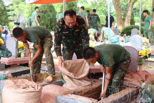 Lực lượng chức năng tiến hành lấy mẫu ADN tại Nghĩa trang Liệt sĩ Độc Lập.