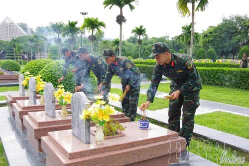Cán bộ, chiến sĩ thắp hương các anh hùng liệt sĩ tại Nghĩa trang Liệt sĩ Quốc gia A1 trước khi tiến hành khai quật, lấy mẫu ADN.