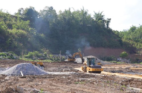 Những tháng cuối năm, tỉnh tập trung đẩy nhanh tiến độ thực hiện các dự án ngoài ngân sách tạo nguồn thu từ đất. Ảnh: Đơn vị nhà thầu thi công dự án Khu dân cư đô thị, thương mại dịch vụ tổ dân phố 17, 18.