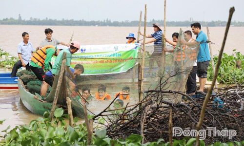 Đặt chà bắt cá trên sông gắn với bảo vệ nguồn lợi thủy sản tự nhiên và phát triển du lịch sinh thái bền vững.