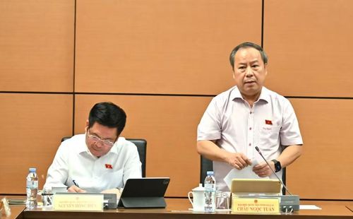 ĐB Châu Ngọc Tuấn cho rằng, việc đưa đội ngũ địa chính và hệ thống đăng ký đất đai về cấp xã để phù hợp với mô hình chính quyền địa phương 2 cấp là hợp lý. Ảnh: Đoàn ĐBQH tỉnh Gia Lai