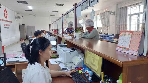 Trung tâm Phục vụ hành chính công xã Chư Păh giải quyết hồ sơ, thủ tục hành chính cho người dân. Ảnh: N.D