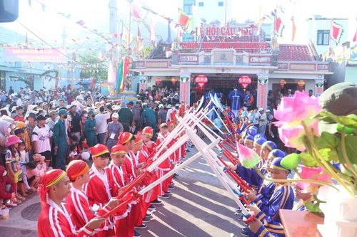  Lễ hội Cầu Ngư ở Nhơn Hải là nét văn hóa truyền thống đặc sắc của ngư dân làng chài xã Nhơn Hải, tỉnh Gia Lai. Ảnh: Quang Tấn 