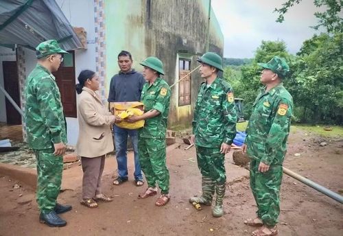 Đồn Biên phòng Ia Chia hỗ trợ gạo, mì tôm cho các hộ dân bị thiệt hại do lốc xoáy. Ảnh: M.P
