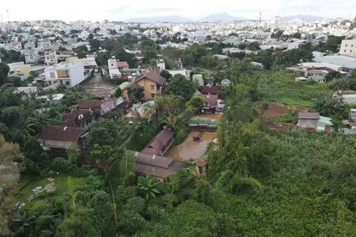  Khu vực hẻm đường Nguyễn Viết Xuân và Bà Triệu là vùng trũng ở phường Hội Phú nên thường xảy ra tình trạng ngập lụt. Ảnh: N.T 