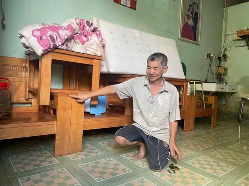  Gia đình ông Nguyễn Thế Hùng xếp đồ đạc lên cao để tránh bị nước tràn vào ngập nhà. Ảnh: N.T 