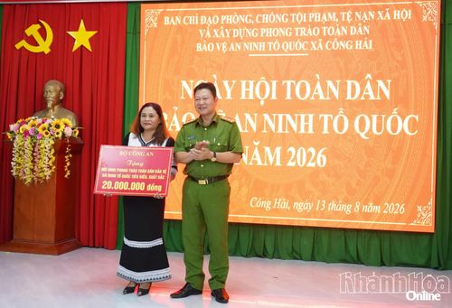Đại tá Lê Quang Dũng - Phó Giám đốc Công an tỉnh trao phần thưởng của Bộ Công an cho mô hình “Mỗi hộ gia đình có thành viên tham gia phòng, chống tội phạm” của xã Công Hải.