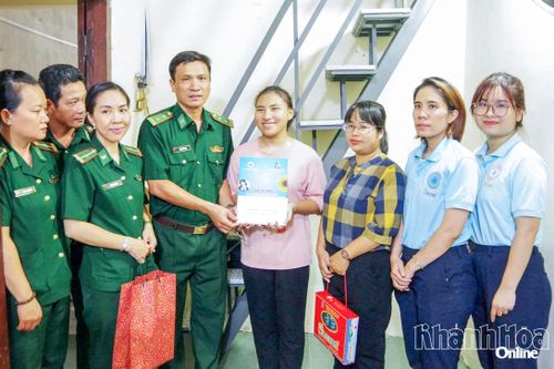 Đoàn công tác tặng quà cho em Phạm Thị Trúc Lam.