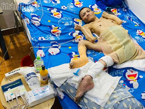 Anh Huỳnh Ngọc Thuận nằm liệt một chỗ 12 năm nay.