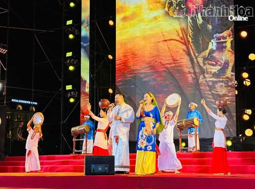 Tiết mục hát múa mang đậm văn hóa truyền thống dân tộc Chăm tại Ngày hội Văn hóa, Du lịch Khánh Hòa tại Quảng Trị năm 2026.