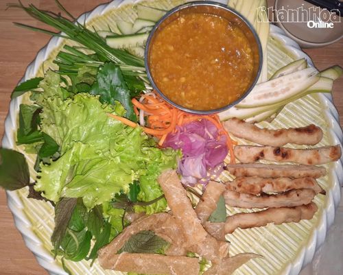 Dù phố biển Nha Trang có rất nhiều món đặc sản, nhưng nem nướng vẫn giữ một vị trí đặc biệt trong lòng du khách.