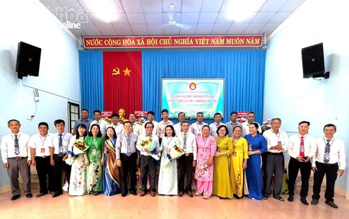 Lãnh đạo Đảng ủy xã tặng hoa chúc mừng Ban Chấp hành Hội khuyến học xã Diên Điền.