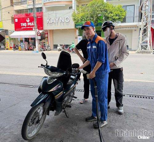 Người dân đổ xăng tại một cửa hàng xăng dầu ở phường Tây Nha Trang.
